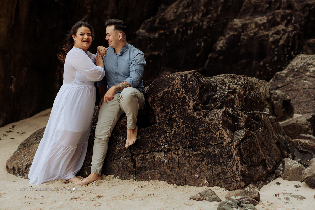 Ensaio externo pré casamento wedding na praia, mar e verão, parque praia da guarita em Torres, litoral norte por Kevin Medeiros fotógrafo em Canoas, porto alegre e RS