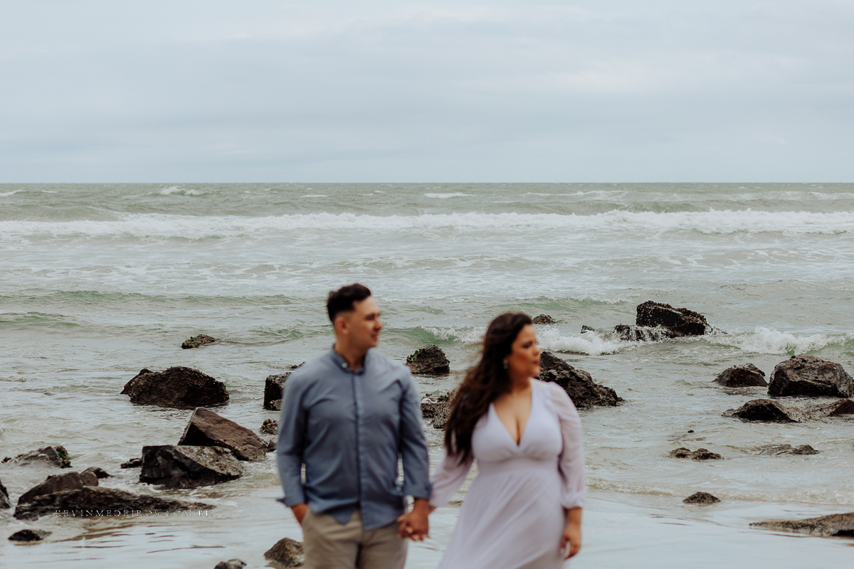 Ensaio externo pré casamento wedding na praia, mar e verão, parque praia da guarita em Torres, litoral norte por Kevin Medeiros fotógrafo em Canoas, porto alegre e RS