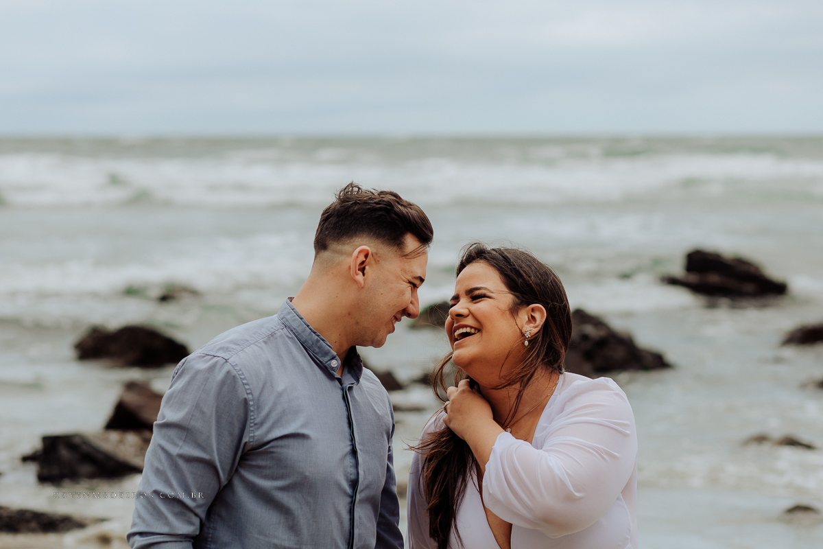 Ensaio externo pré casamento wedding na praia, mar e verão, parque praia da guarita em Torres, litoral norte por Kevin Medeiros fotógrafo em Canoas, porto alegre e RS