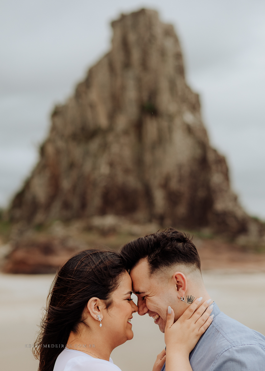 Ensaio externo pré casamento wedding na praia, mar e verão, parque praia da guarita em Torres, litoral norte por Kevin Medeiros fotógrafo em Canoas, porto alegre e RS