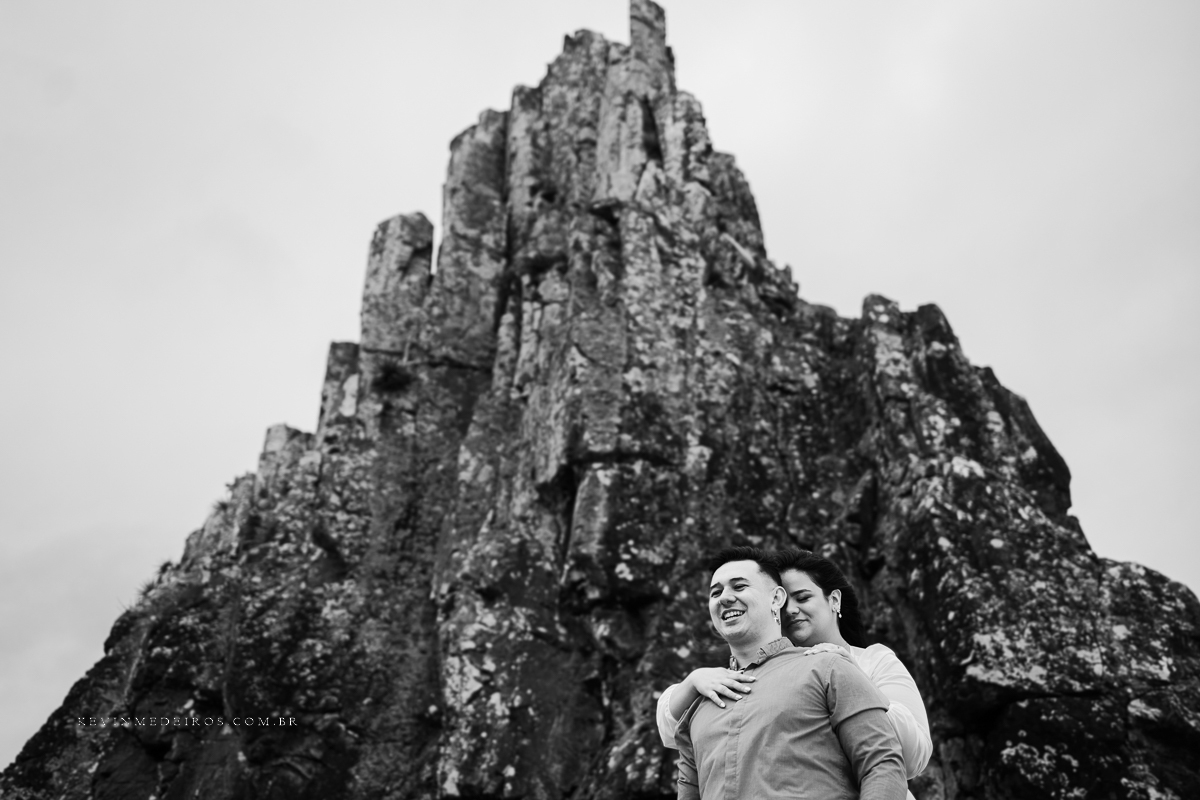 Ensaio externo pré casamento wedding na praia, mar e verão, parque praia da guarita em Torres, litoral norte por Kevin Medeiros fotógrafo em Canoas, porto alegre e RS