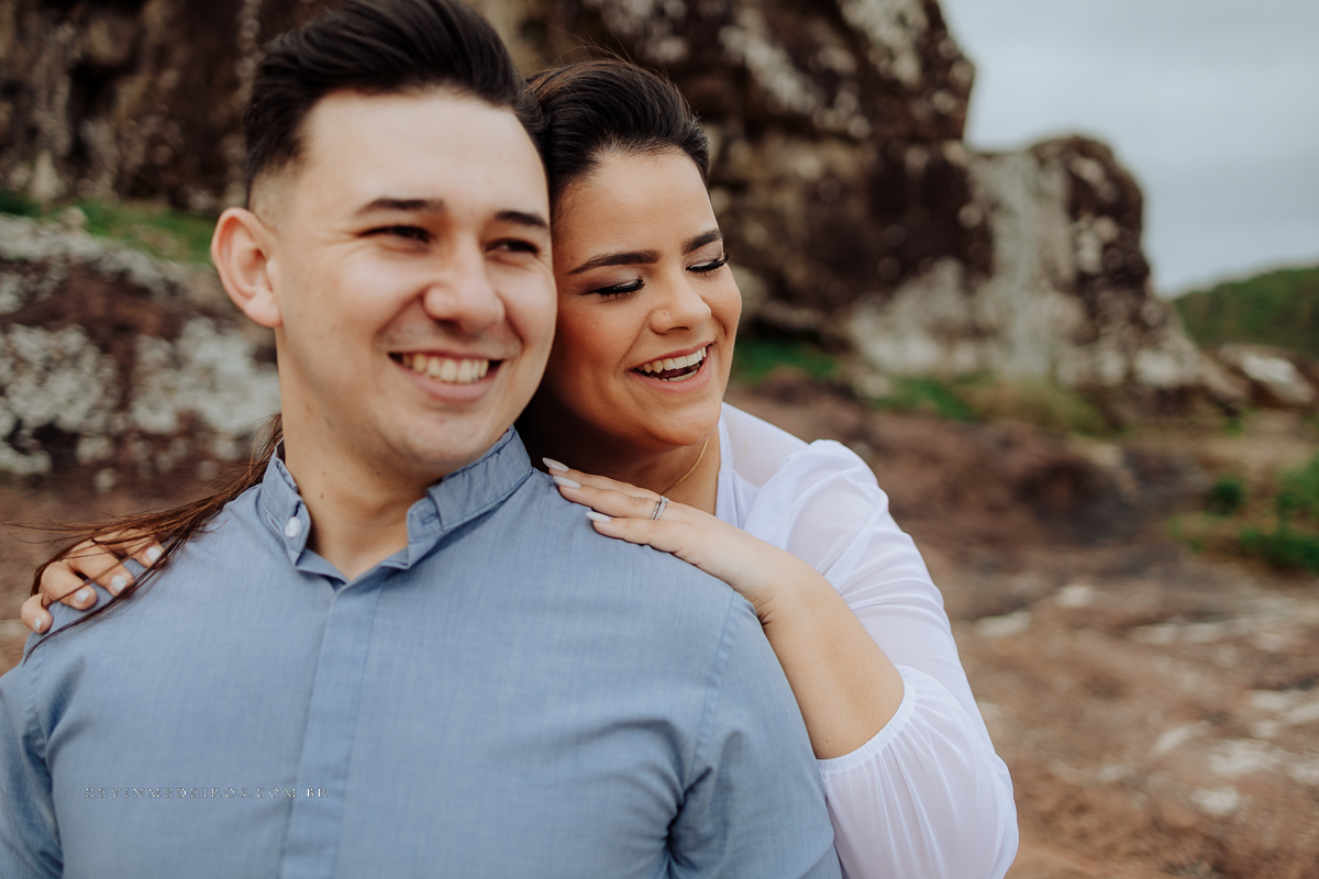 Ensaio externo pré casamento wedding na praia, mar e verão, parque praia da guarita em Torres, litoral norte por Kevin Medeiros fotógrafo em Canoas, porto alegre e RS