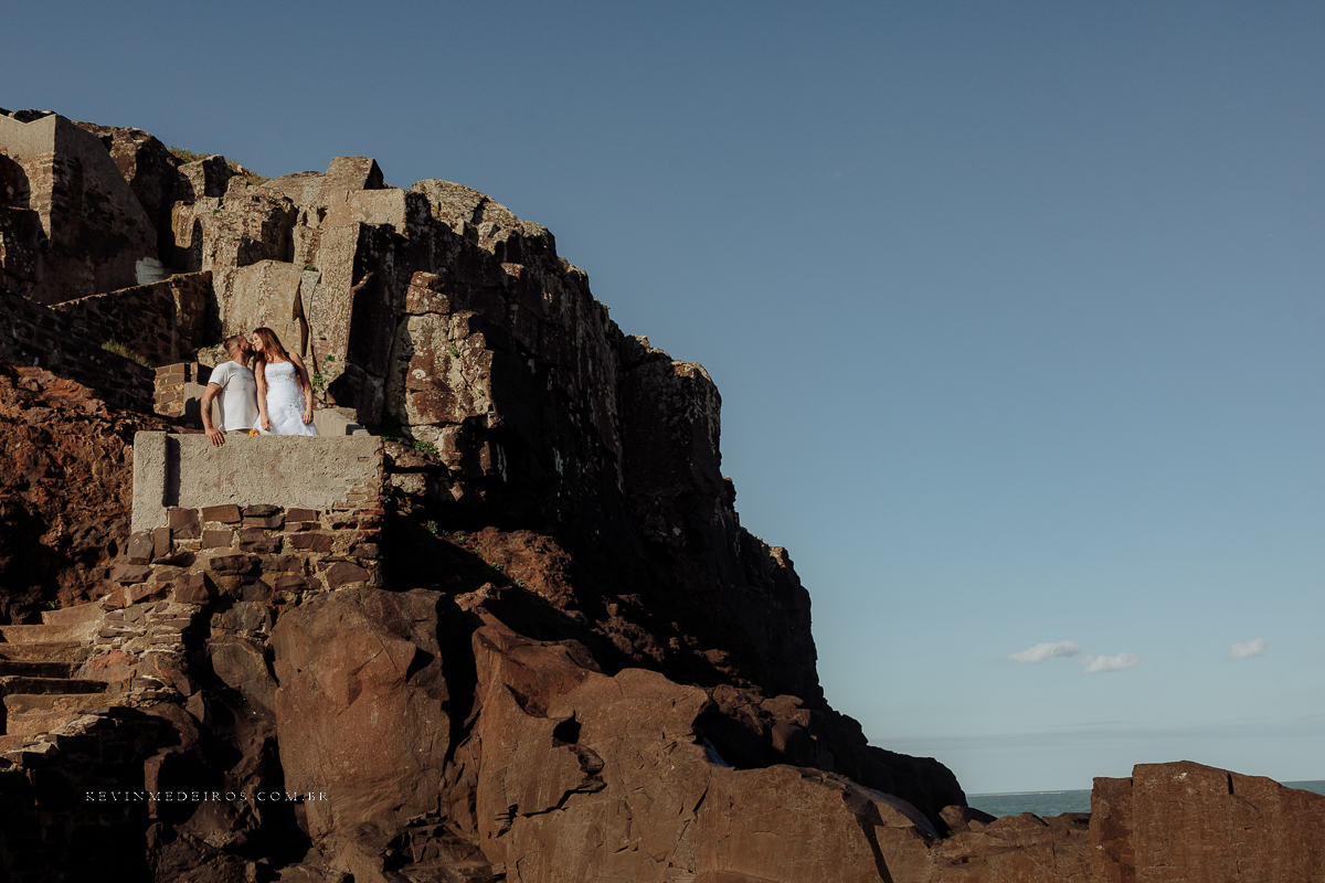 Ensaio externo pré casamento wedding na praia, mar e verão, parque praia da guarita em Torres, litoral norte por Kevin Medeiros fotógrafo em Canoas, porto alegre e RS