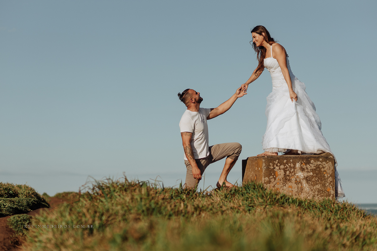 Ensaio externo pré casamento wedding na praia, mar e verão, parque praia da guarita em Torres, litoral norte por Kevin Medeiros fotógrafo em Canoas, porto alegre e RS