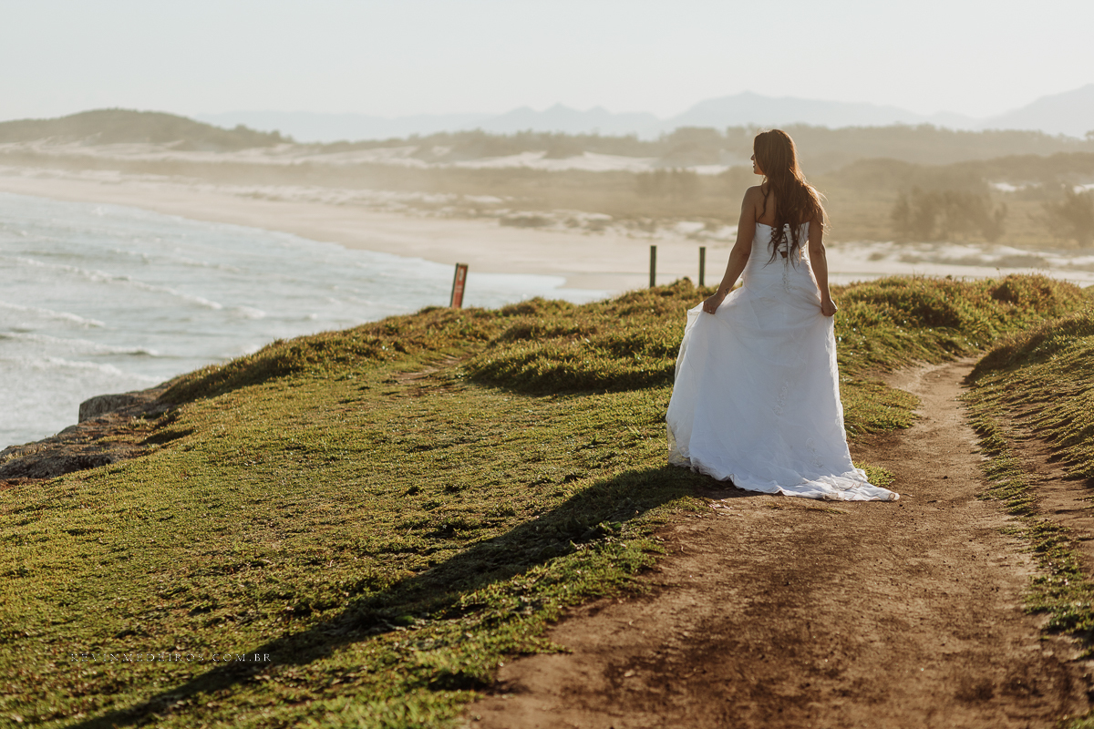 Ensaio externo pré casamento wedding na praia, mar e verão, parque praia da guarita em Torres, litoral norte por Kevin Medeiros fotógrafo em Canoas, porto alegre e RS