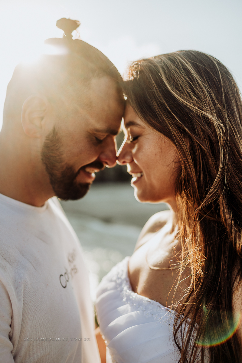 Ensaio externo pré casamento wedding na praia, mar e verão, parque praia da guarita em Torres, litoral norte por Kevin Medeiros fotógrafo em Canoas, porto alegre e RS