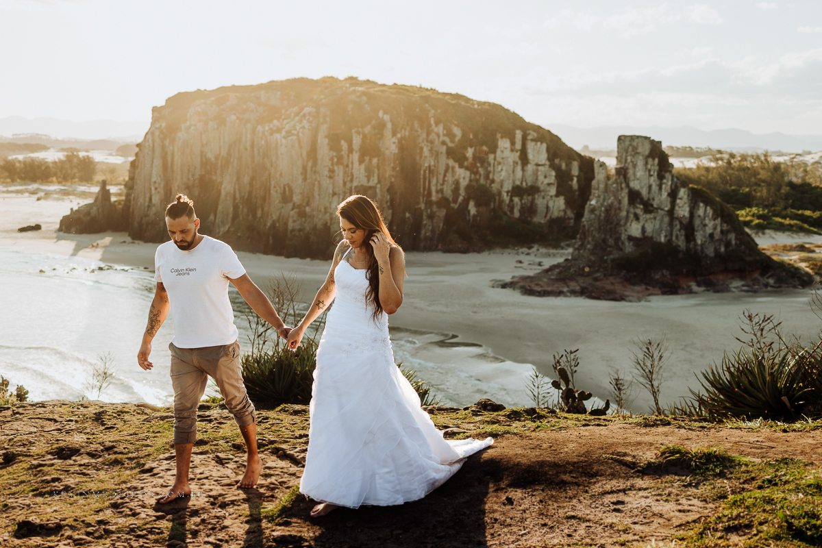 Ensaio externo pré casamento wedding na praia, mar e verão, parque praia da guarita em Torres, litoral norte por Kevin Medeiros fotógrafo em Canoas, porto alegre e RS