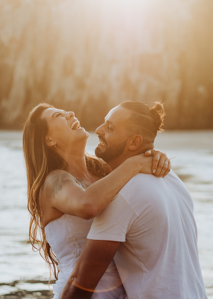 Ensaio externo pré casamento wedding na praia, mar e verão, parque praia da guarita em Torres, litoral norte por Kevin Medeiros fotógrafo em Canoas, porto alegre e RS