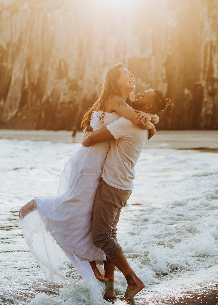 Ensaio externo pré casamento wedding na praia, mar e verão, parque praia da guarita em Torres, litoral norte por Kevin Medeiros fotógrafo em Canoas, porto alegre e RS