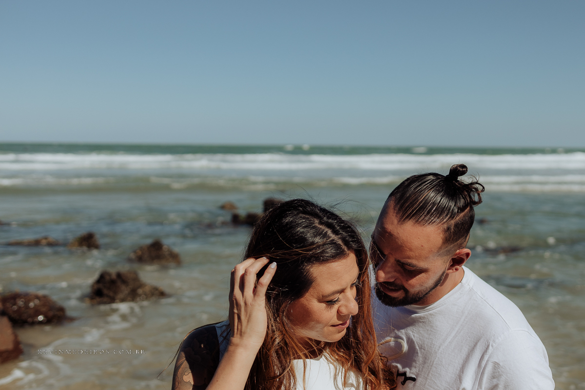 Ensaio externo pré casamento wedding na praia, mar e verão, parque praia da guarita em Torres, litoral norte por Kevin Medeiros fotógrafo em Canoas, porto alegre e RS