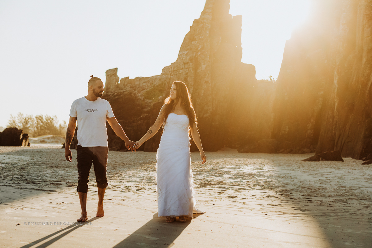 Ensaio externo pré casamento wedding na praia, mar e verão, parque praia da guarita em Torres, litoral norte por Kevin Medeiros fotógrafo em Canoas, porto alegre e RS