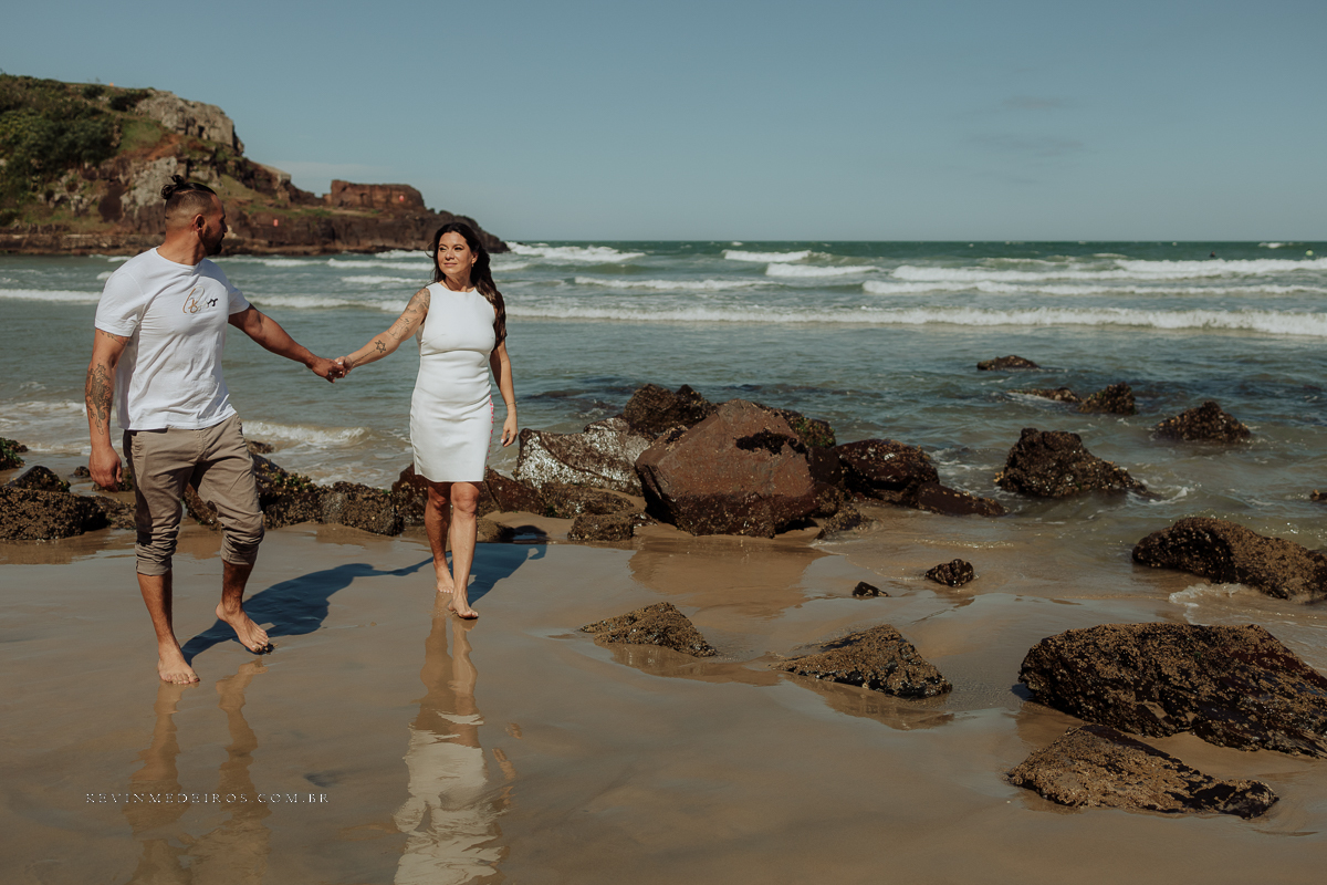 Ensaio externo pré casamento wedding na praia, mar e verão, parque praia da guarita em Torres, litoral norte por Kevin Medeiros fotógrafo em Canoas, porto alegre e RS