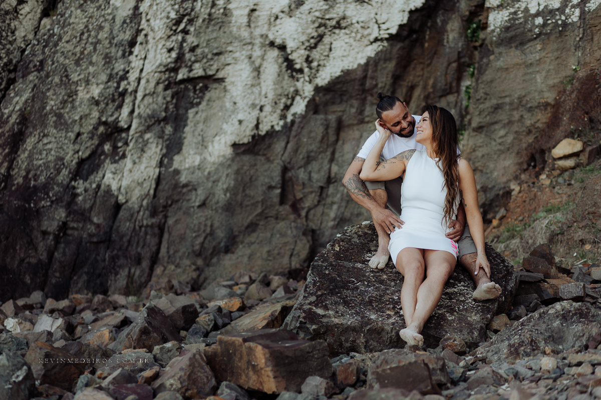 Ensaio externo pré casamento wedding na praia, mar e verão, parque praia da guarita em Torres, litoral norte por Kevin Medeiros fotógrafo em Canoas, porto alegre e RS