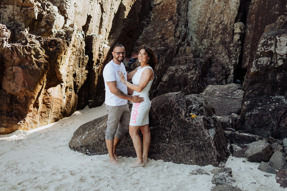 Ensaio externo pré casamento wedding na praia, mar e verão, parque praia da guarita em Torres, litoral norte por Kevin Medeiros fotógrafo em Canoas, porto alegre e RS