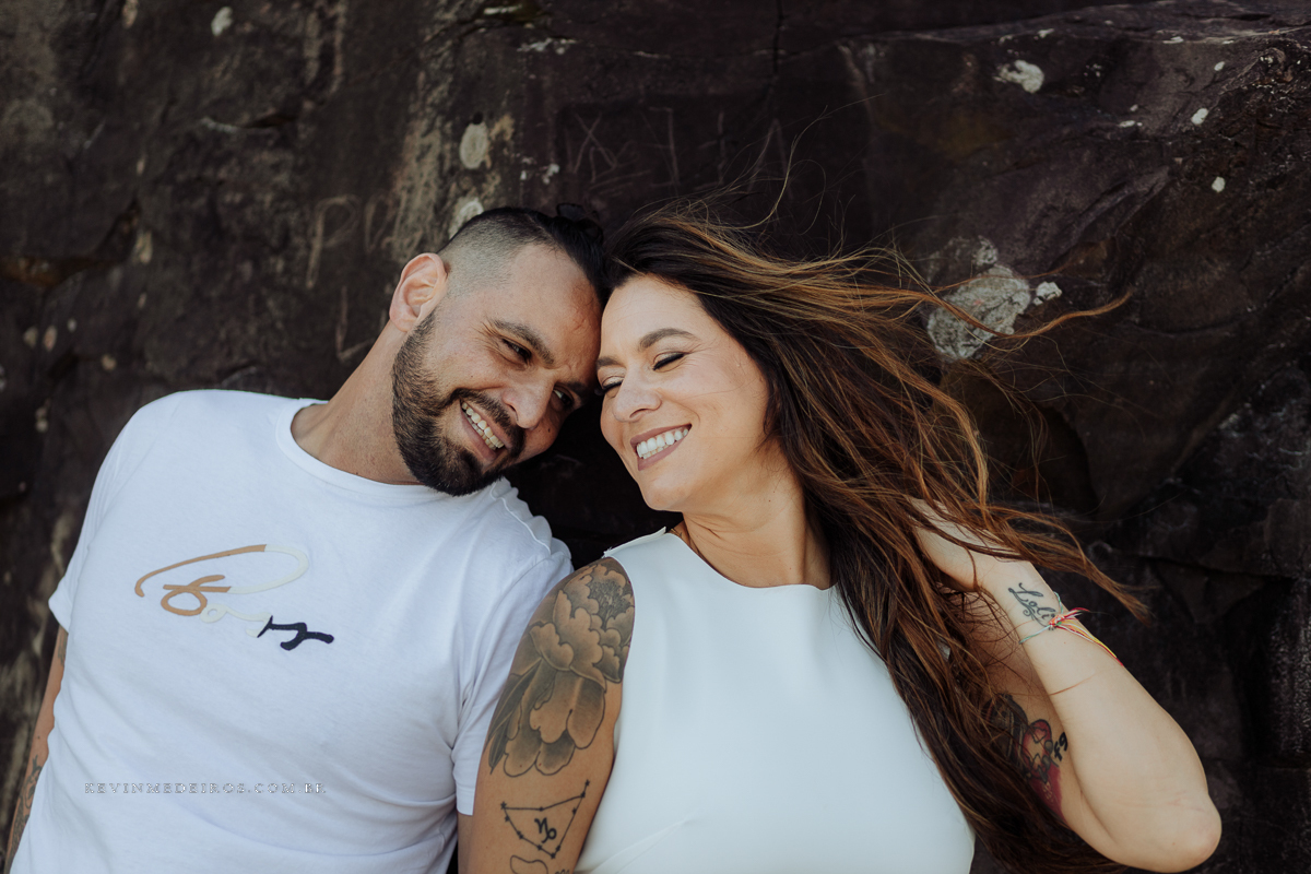 Ensaio externo pré casamento wedding na praia, mar e verão, parque praia da guarita em Torres, litoral norte por Kevin Medeiros fotógrafo em Canoas, porto alegre e RS