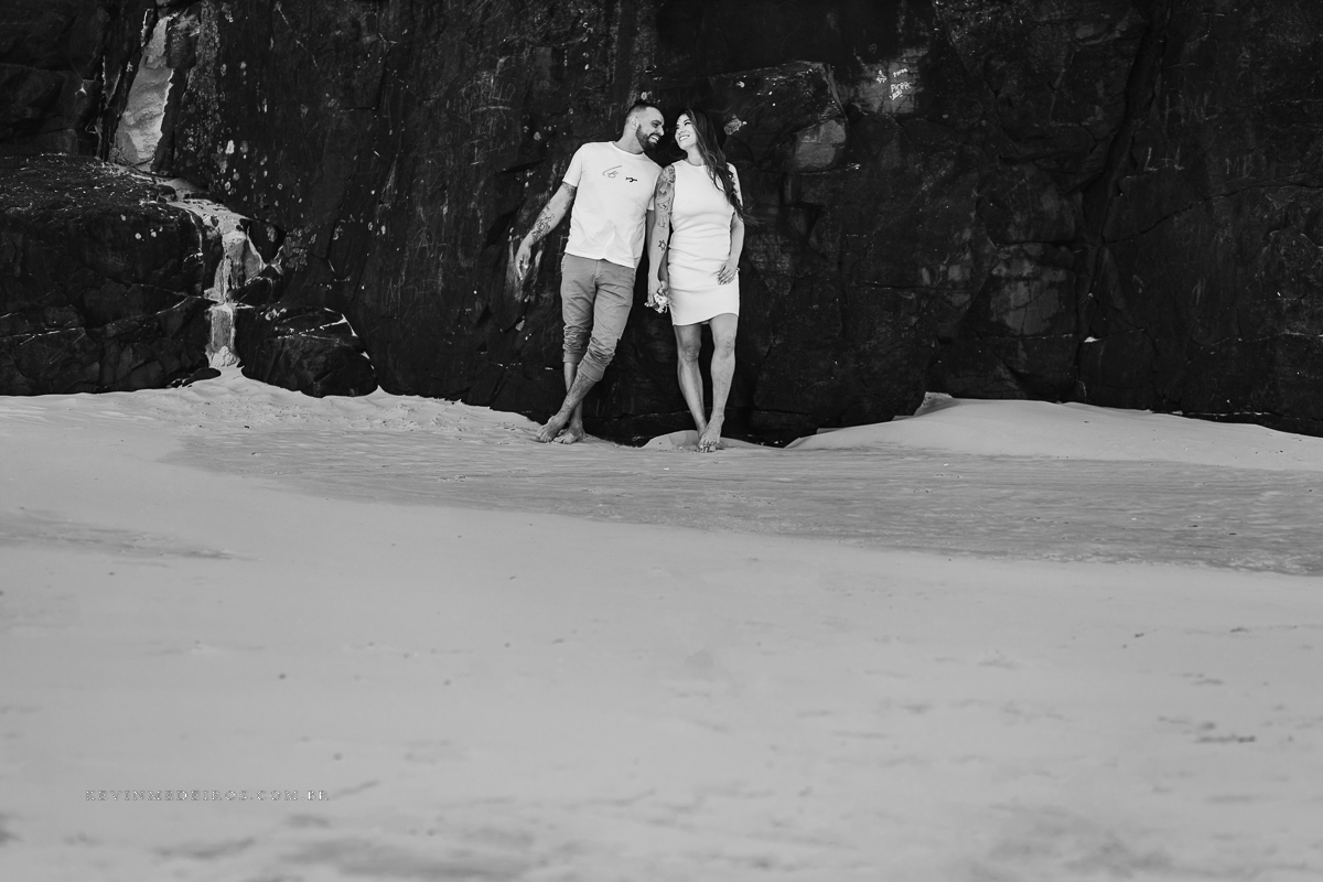 Ensaio externo pré casamento wedding na praia, mar e verão, parque praia da guarita em Torres, litoral norte por Kevin Medeiros fotógrafo em Canoas, porto alegre e RS