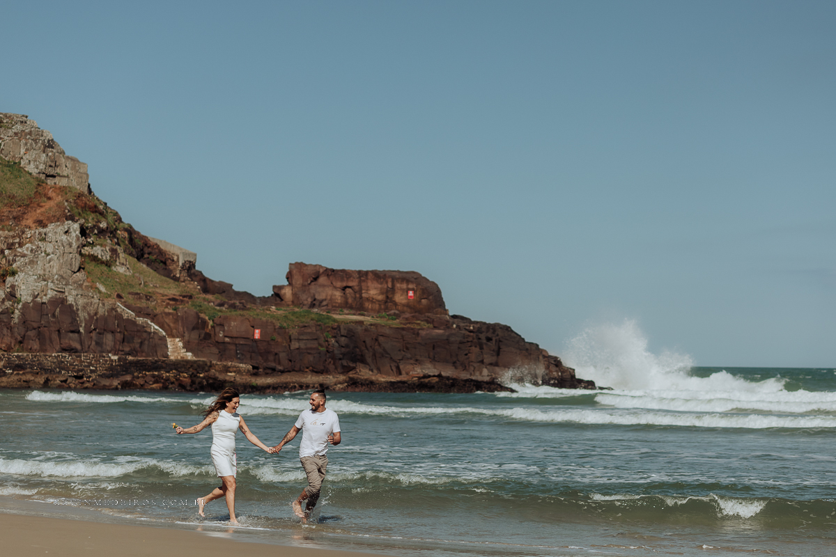 Ensaio externo pré casamento wedding na praia, mar e verão, parque praia da guarita em Torres, litoral norte por Kevin Medeiros fotógrafo em Canoas, porto alegre e RS