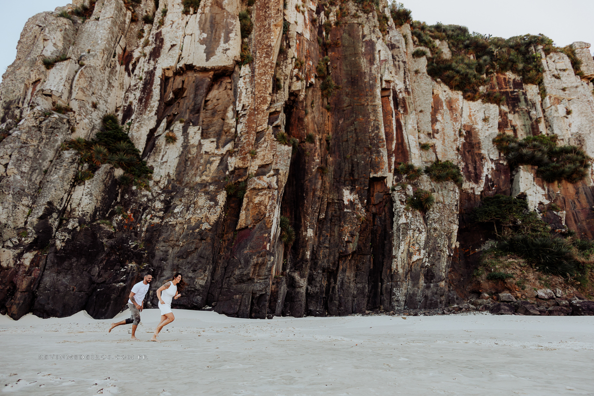 Ensaio externo pré casamento wedding na praia, mar e verão, parque praia da guarita em Torres, litoral norte por Kevin Medeiros fotógrafo em Canoas, porto alegre e RS