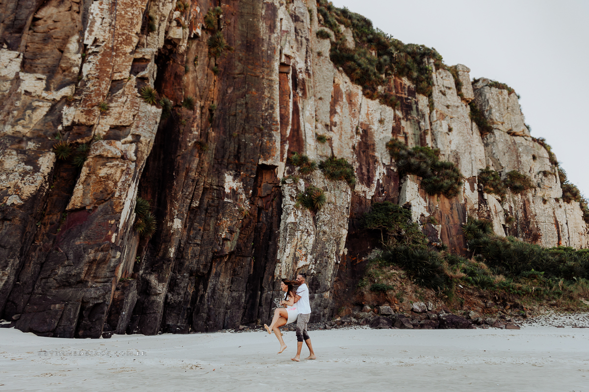 Ensaio externo pré casamento wedding na praia, mar e verão, parque praia da guarita em Torres, litoral norte por Kevin Medeiros fotógrafo em Canoas, porto alegre e RS