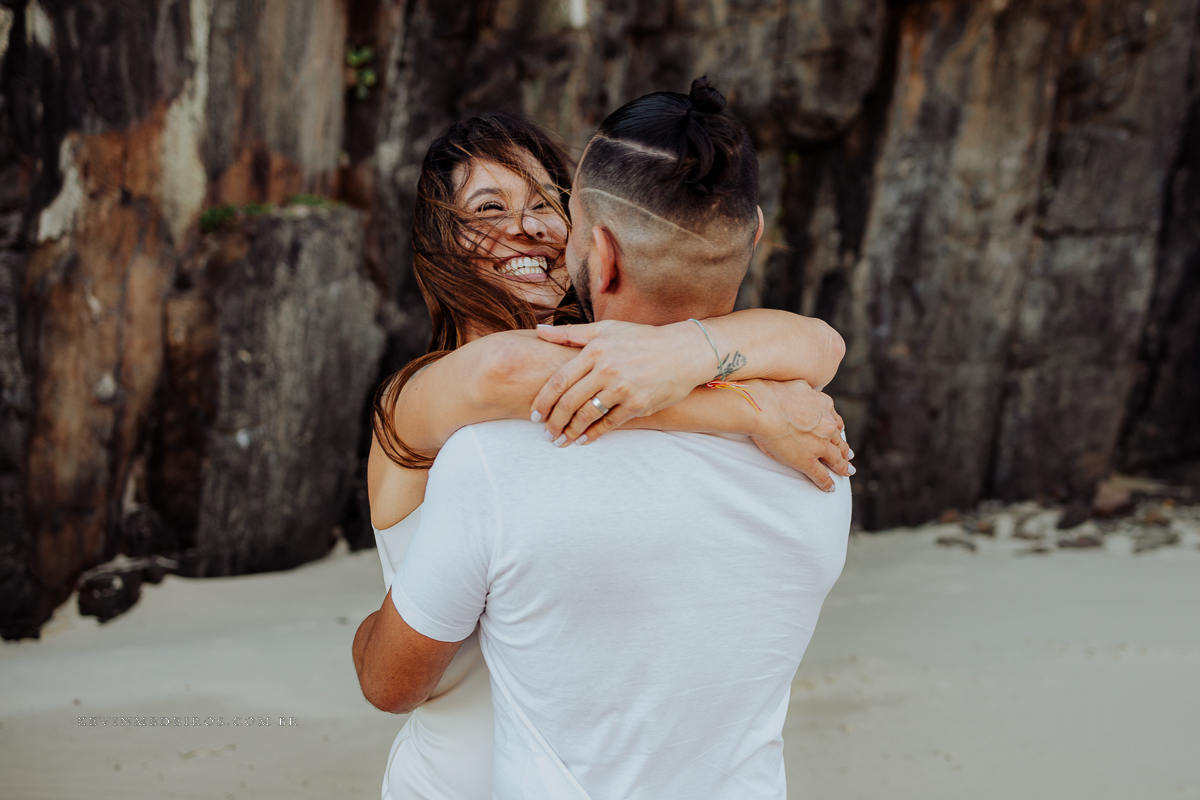 Ensaio externo pré casamento wedding na praia, mar e verão, parque praia da guarita em Torres, litoral norte por Kevin Medeiros fotógrafo em Canoas, porto alegre e RS