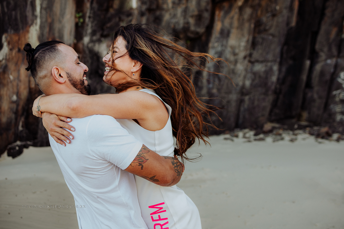 Ensaio externo pré casamento wedding na praia, mar e verão, parque praia da guarita em Torres, litoral norte por Kevin Medeiros fotógrafo em Canoas, porto alegre e RS