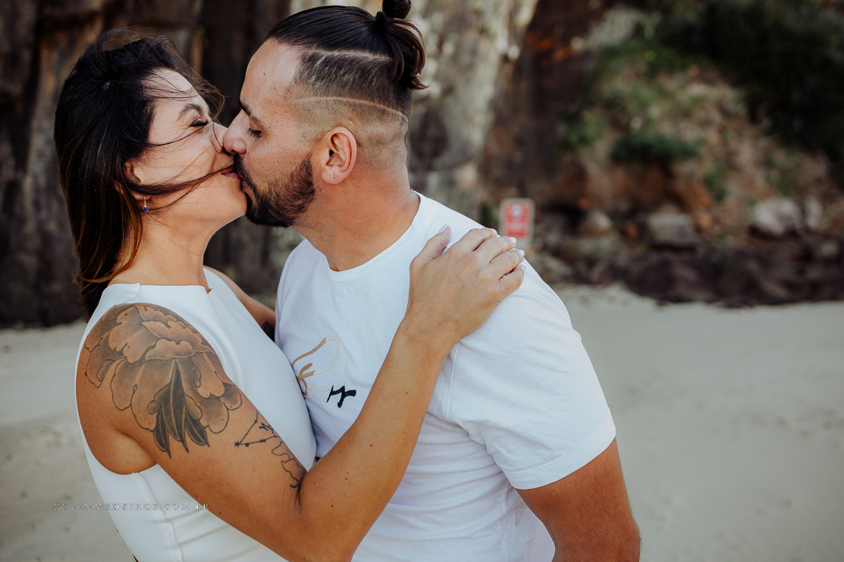 Ensaio externo pré casamento wedding na praia, mar e verão, parque praia da guarita em Torres, litoral norte por Kevin Medeiros fotógrafo em Canoas, porto alegre e RS