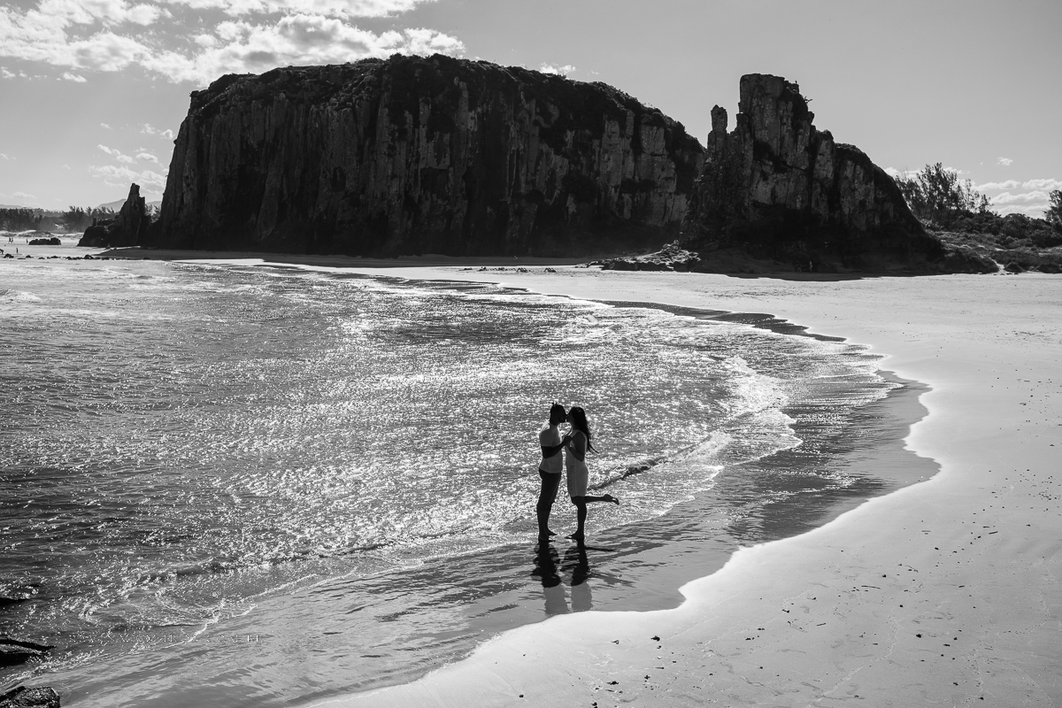 Ensaio externo pré casamento wedding na praia, mar e verão, parque praia da guarita em Torres, litoral norte por Kevin Medeiros fotógrafo em Canoas, porto alegre e RS