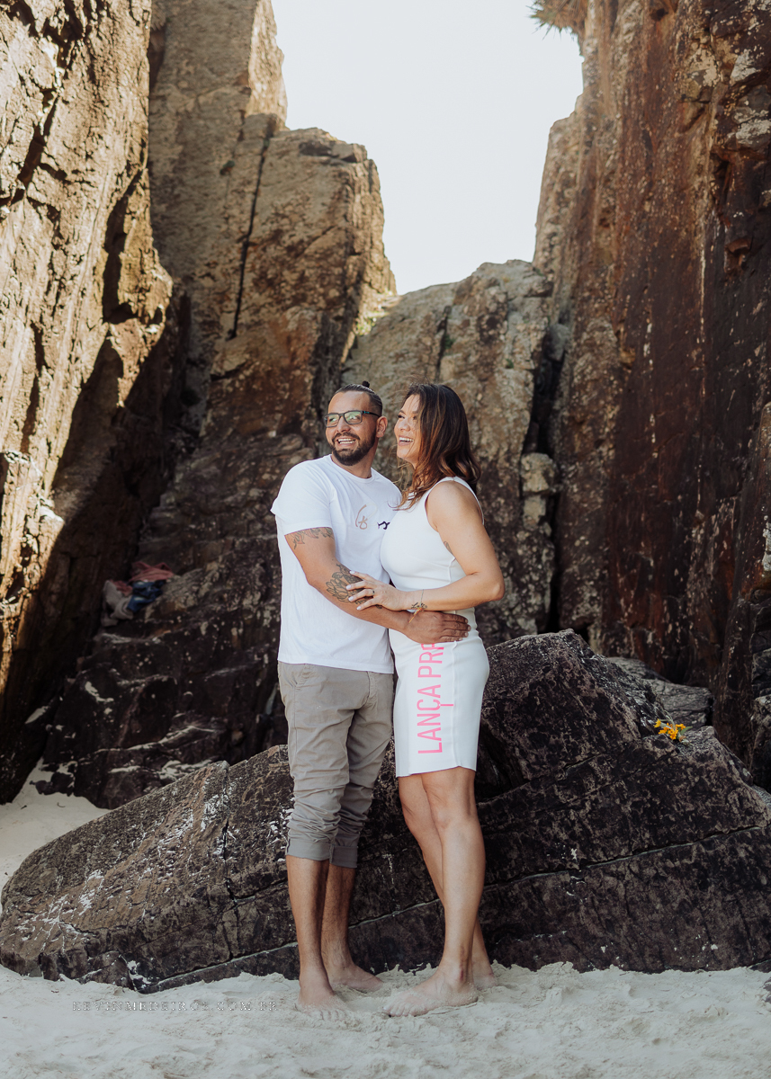 Ensaio externo pré casamento wedding na praia, mar e verão, parque praia da guarita em Torres, litoral norte por Kevin Medeiros fotógrafo em Canoas, porto alegre e RS