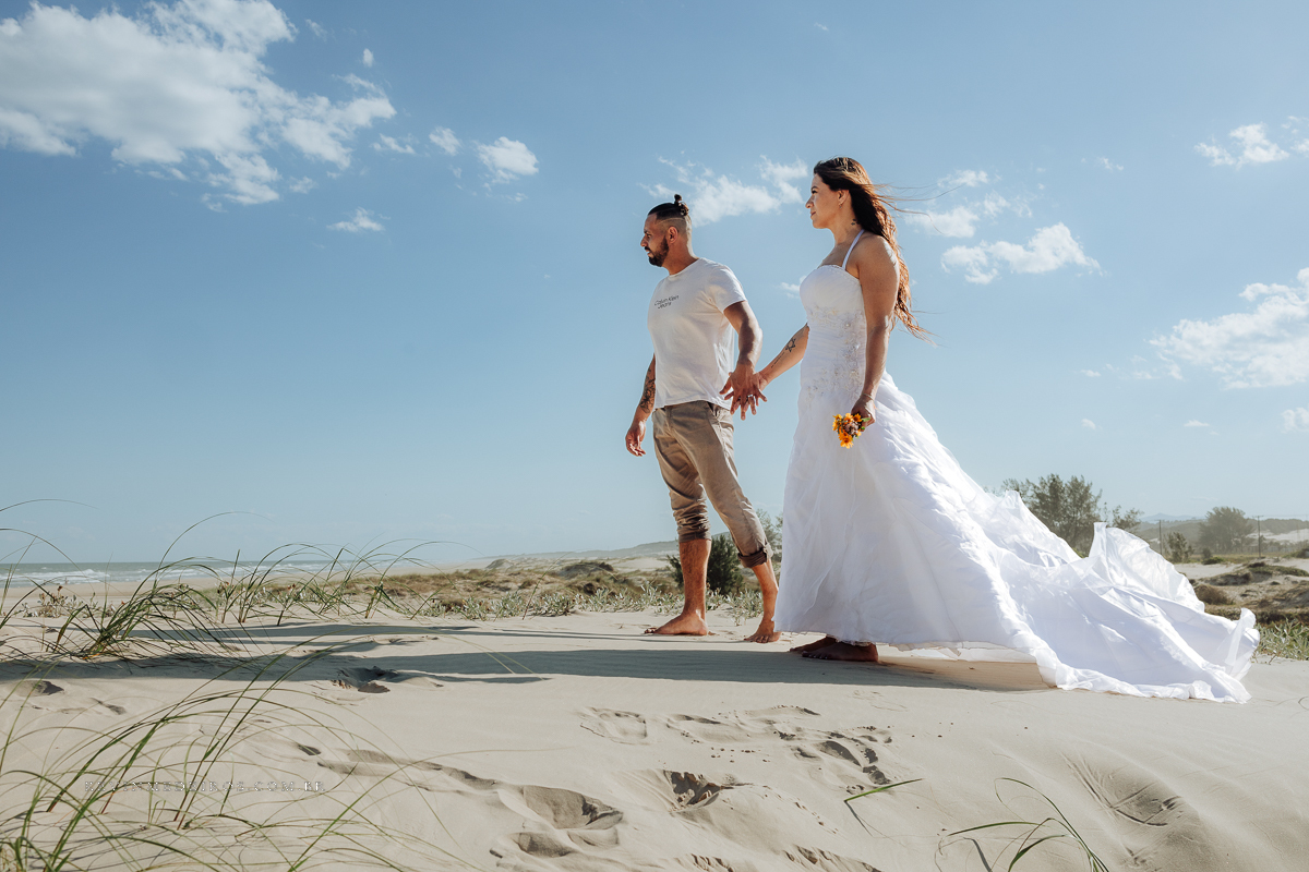 Ensaio externo pré casamento wedding na praia, mar e verão, parque praia da guarita em Torres, litoral norte por Kevin Medeiros fotógrafo em Canoas, porto alegre e RS