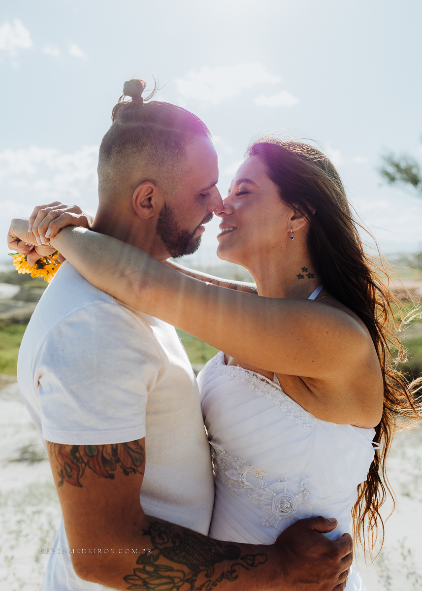 Ensaio externo pré casamento wedding na praia, mar e verão, parque praia da guarita em Torres, litoral norte por Kevin Medeiros fotógrafo em Canoas, porto alegre e RS