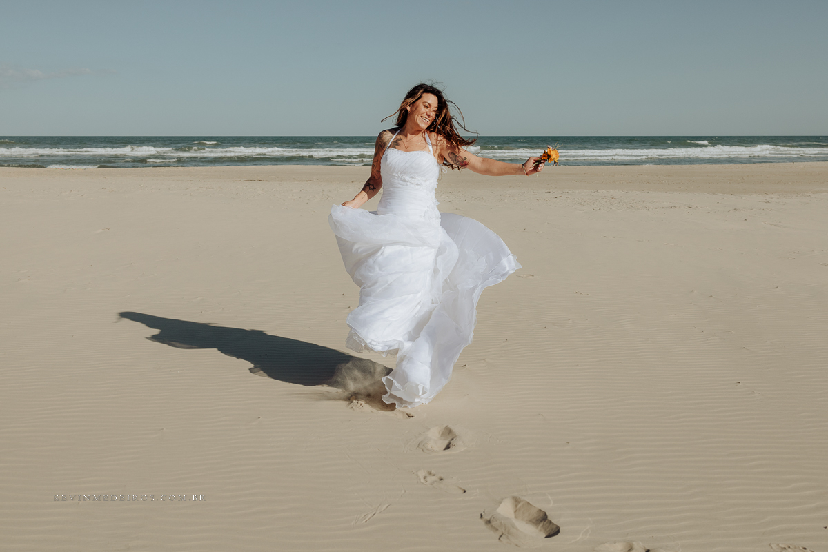Ensaio externo pré casamento wedding na praia, mar e verão, parque praia da guarita em Torres, litoral norte por Kevin Medeiros fotógrafo em Canoas, porto alegre e RS