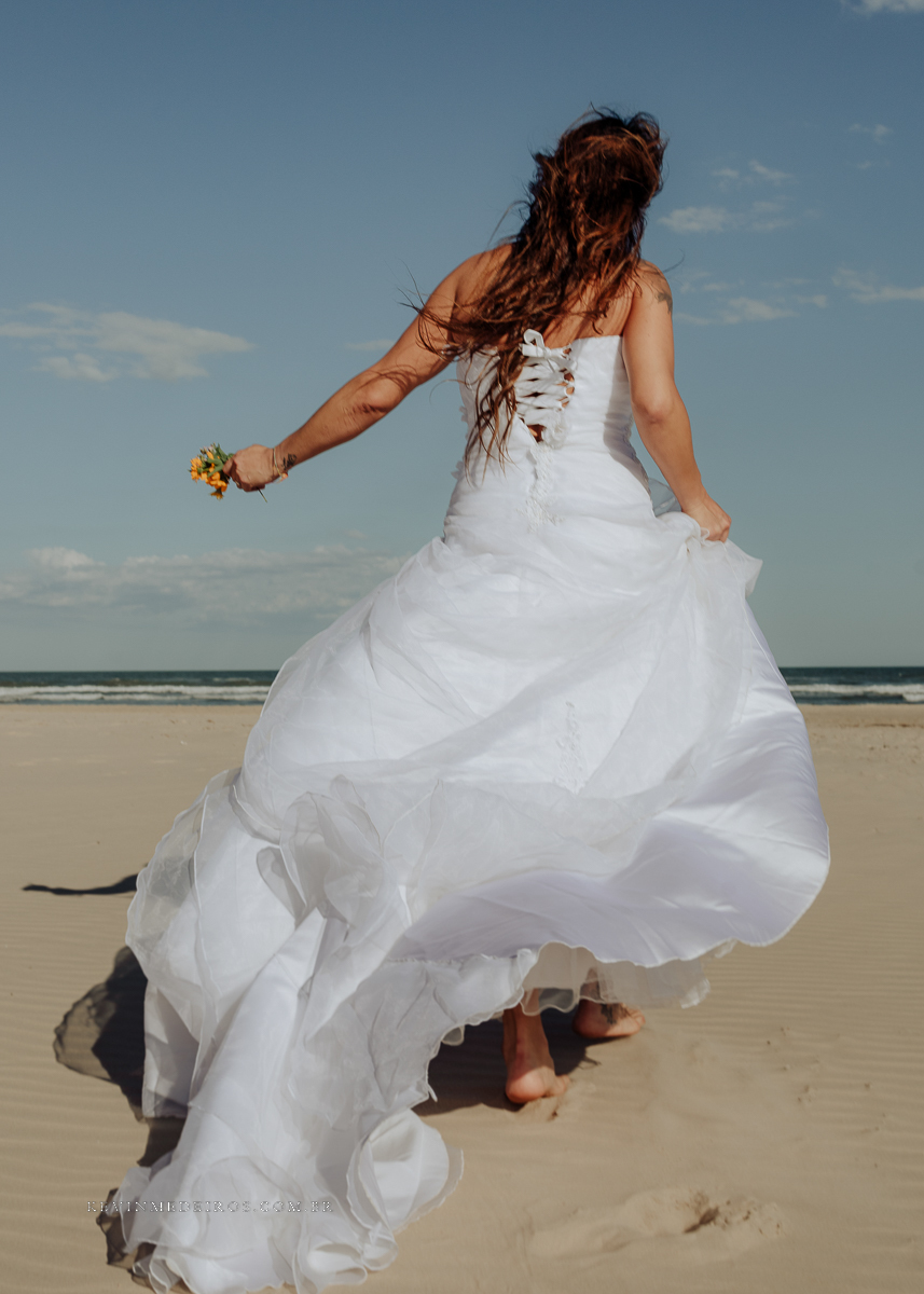 Ensaio externo pré casamento wedding na praia, mar e verão, parque praia da guarita em Torres, litoral norte por Kevin Medeiros fotógrafo em Canoas, porto alegre e RS