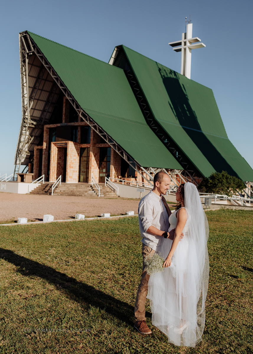 Ensaio pré casamento externo wedding no parque da Redenção e Santuário mãe de Deus Suelen e Thiago por Kevin Medeiros fotógrafo canoas e porto alegre RS