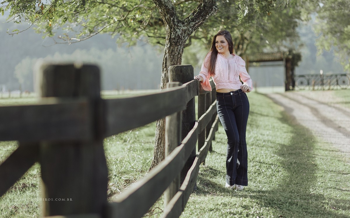 Ensaio feminino externo da Isabela D'Ávila realizado na Prainha Carlos Larger e Aqueduto de Candelária RS por Kevin Medeiros, fotógrafo/fotografia de Candelária, Canoas, Porto Alegre e região