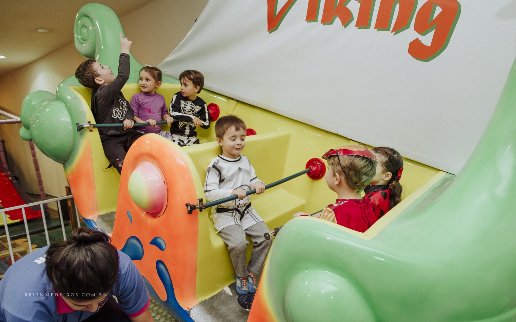 Festa infantil de aniversário da Luiza e da Laura completando 5 e 1 aninho na Casa de Festas Brincalhão Menino Deus em Porto Alegre por Kevin Medeiros, fotógrafo de Canoas e região metropolitana