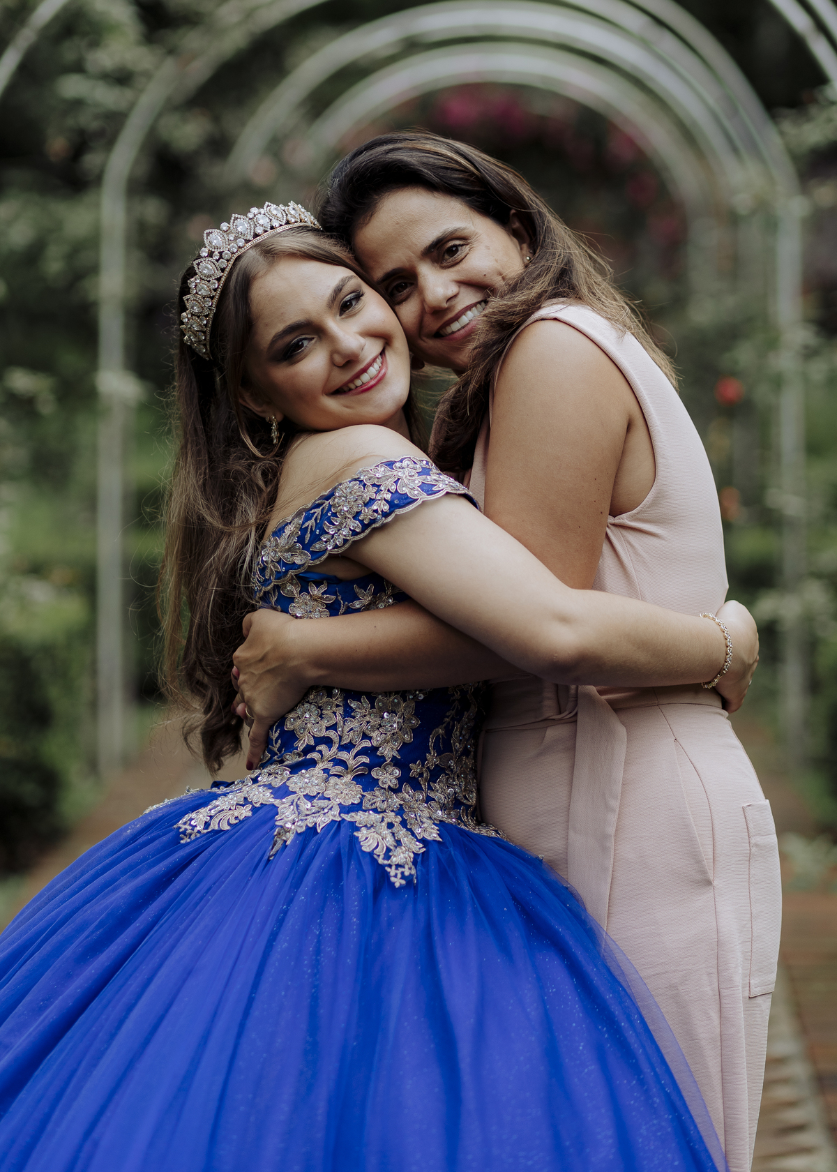 Ensaio externo debutante 15 anos quinze anos Julia realizado no garden park gramado por kevin medeiros fotógrafo fotografia canoas porto alegre rs vestido cinders