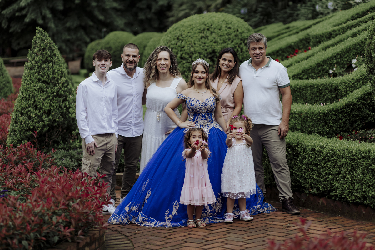 Ensaio externo debutante 15 anos quinze anos Julia realizado no garden park gramado por kevin medeiros fotógrafo fotografia canoas porto alegre rs vestido cinders