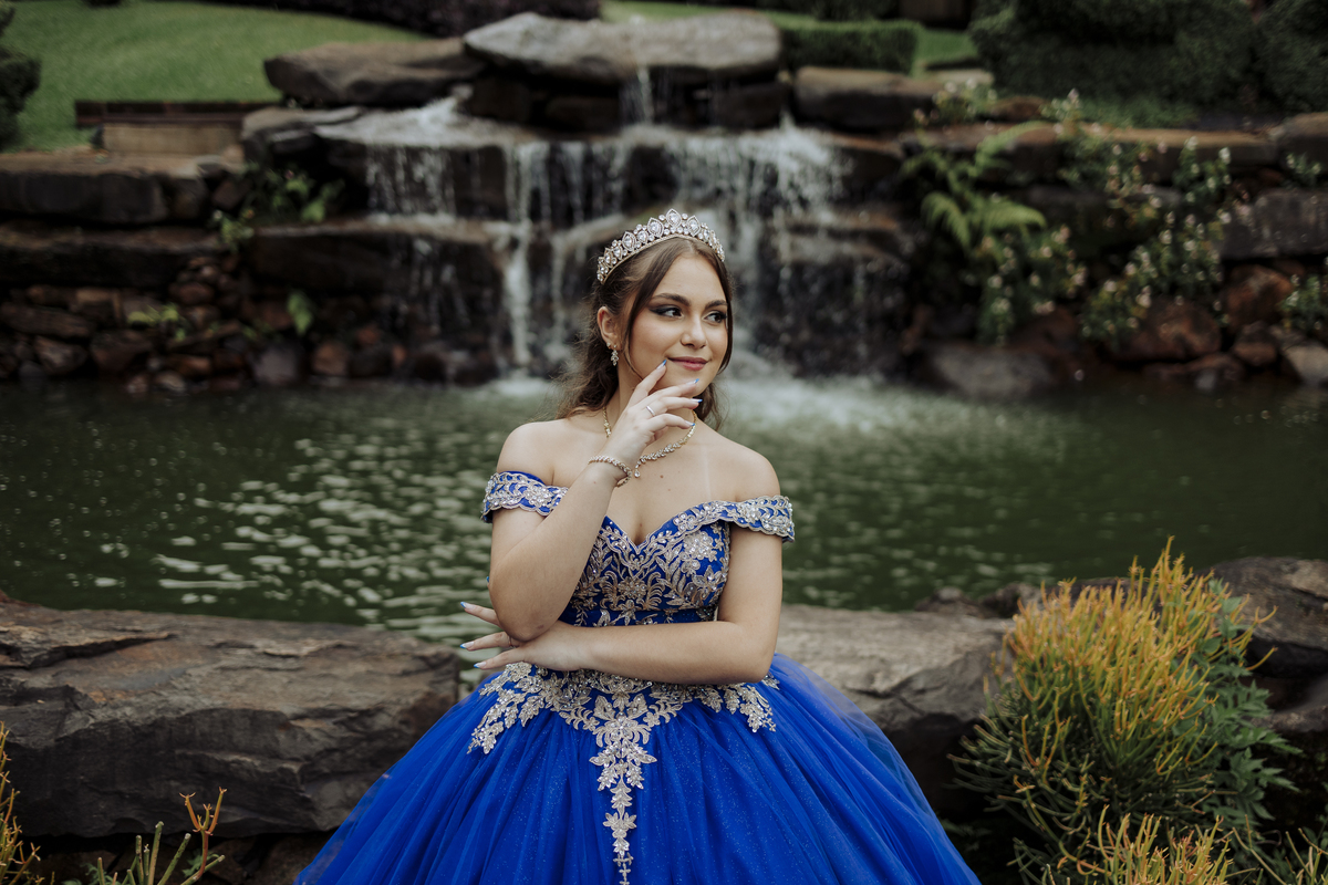 Ensaio externo debutante 15 anos quinze anos Julia realizado no garden park gramado por kevin medeiros fotógrafo fotografia canoas porto alegre rs vestido cinders