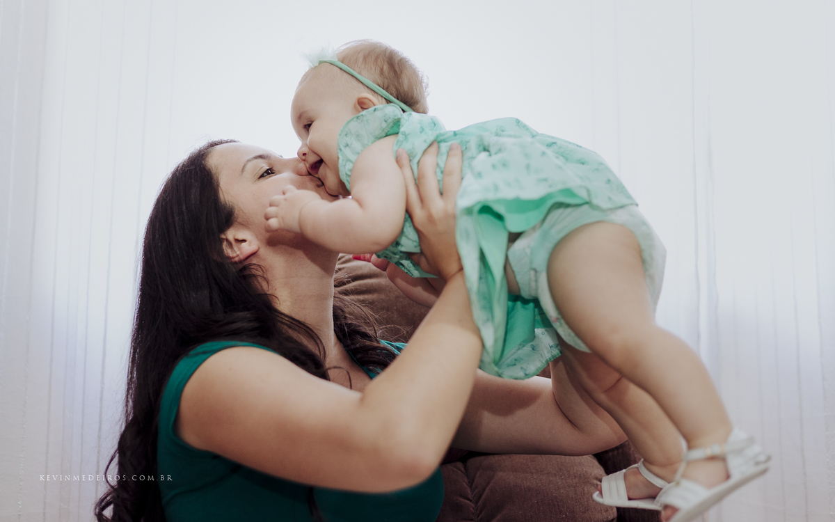 Ensaio familia em casa da bebê Bia, filha da natália mattos por Kevin Medeiros, fotógrafo de Canoas, porto alegre e RS