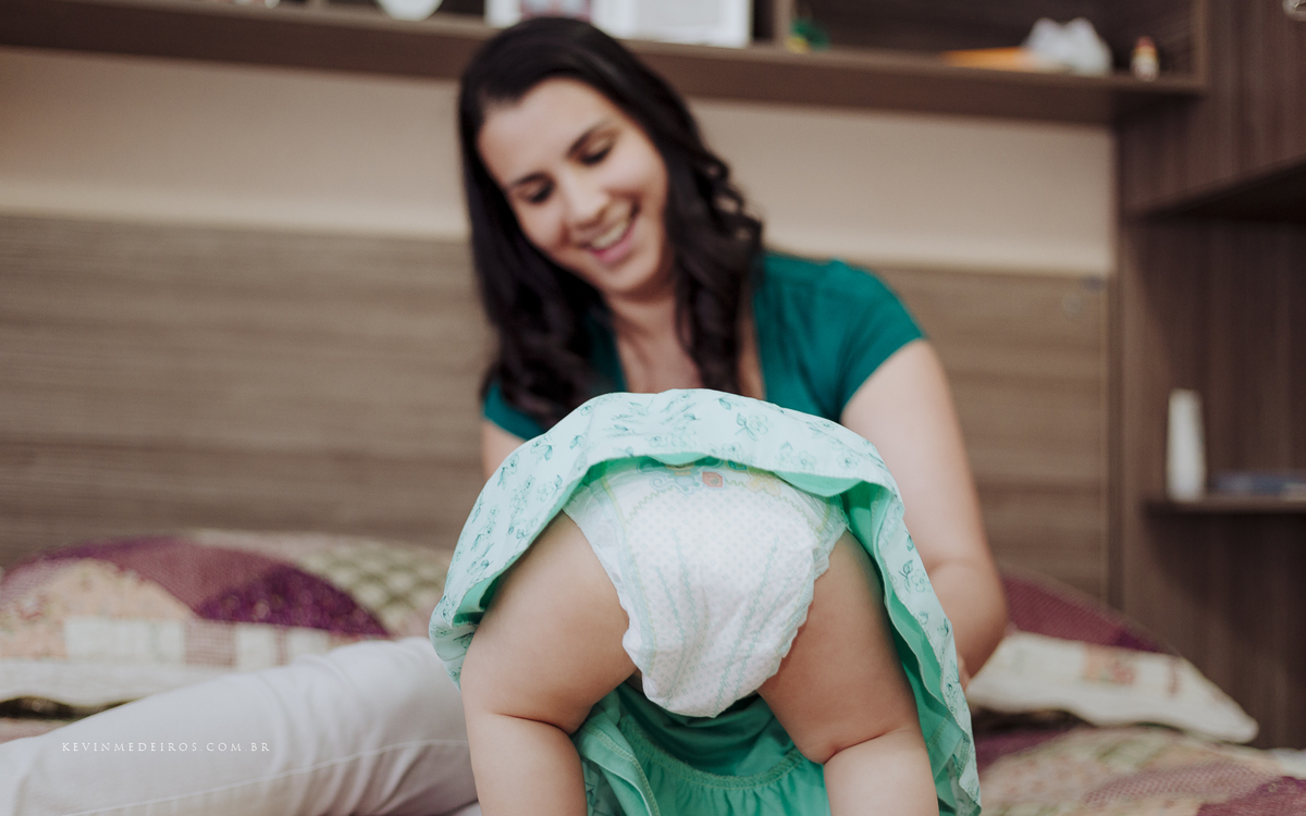 Ensaio familia em casa da bebê Bia, filha da natália mattos por Kevin Medeiros, fotógrafo de Canoas, porto alegre e RS