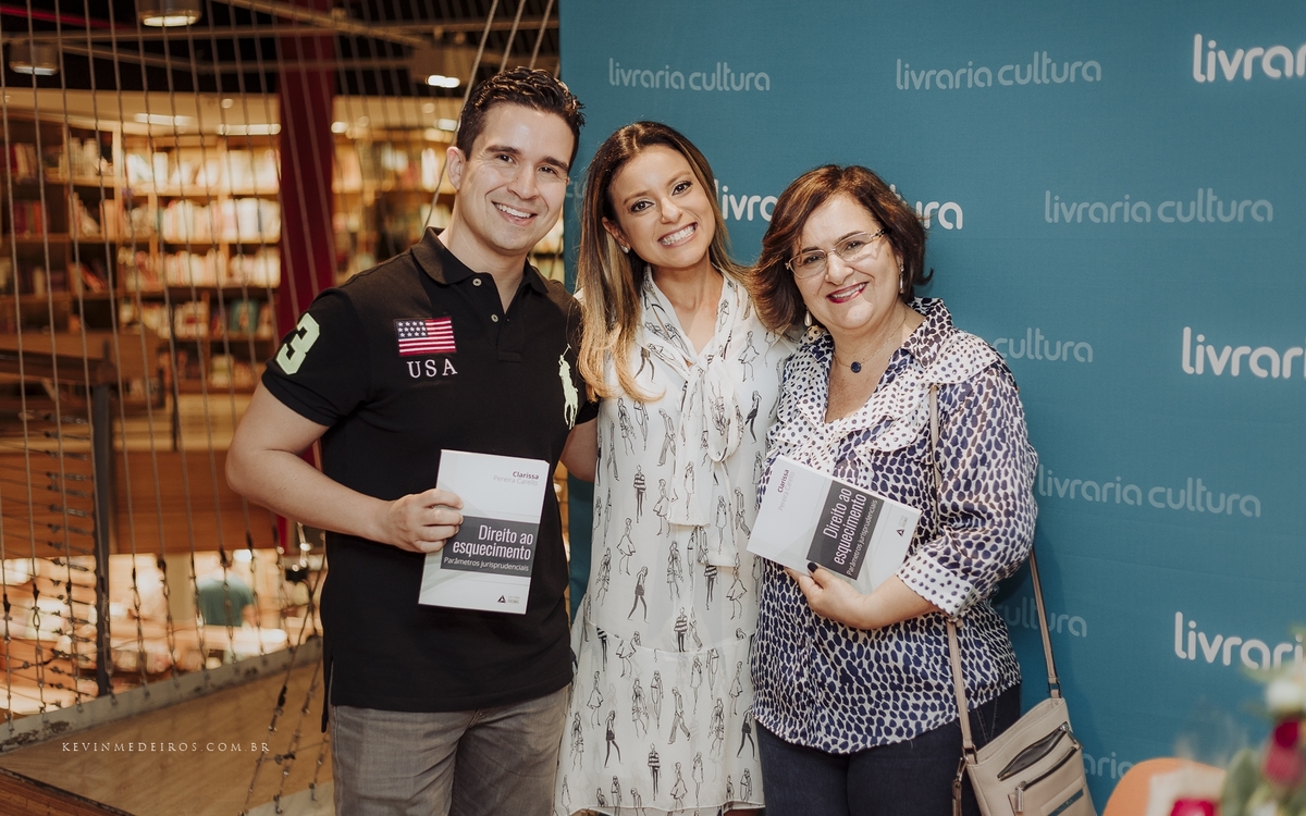 Lançamento do livro Direito ao Esquecimento da Clarissa Carello na livraria cultura bourbon country por kevin medeiros fotógrafo de Canoas, porto alegre e RS