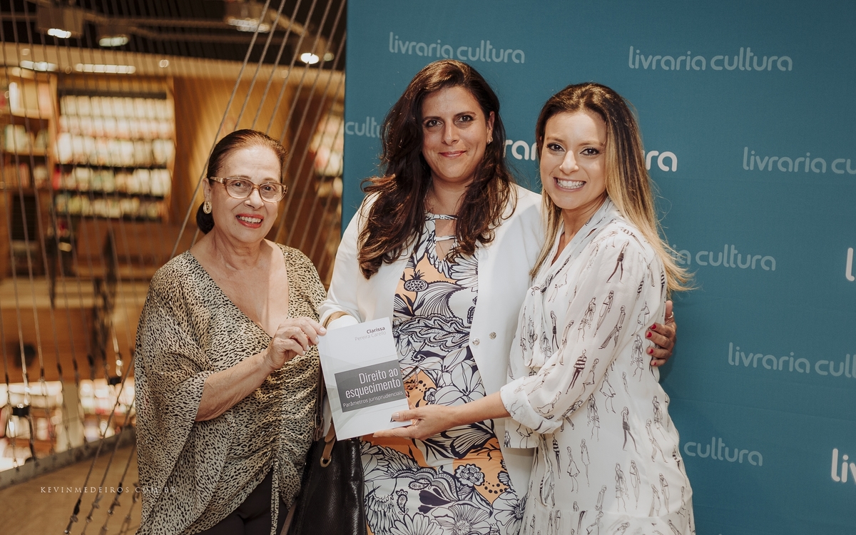 Lançamento do livro Direito ao Esquecimento da Clarissa Carello na livraria cultura bourbon country por kevin medeiros fotógrafo de Canoas, porto alegre e RS