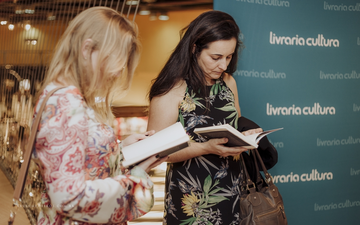 Lançamento do livro Direito ao Esquecimento da Clarissa Carello na livraria cultura bourbon country por kevin medeiros fotógrafo de Canoas, porto alegre e RS