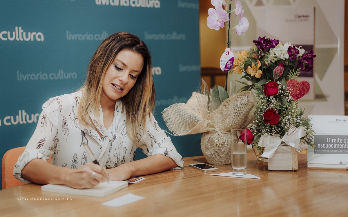 Lançamento do livro Direito ao Esquecimento da Clarissa Carello na livraria cultura bourbon country por kevin medeiros fotógrafo de Canoas, porto alegre e RS