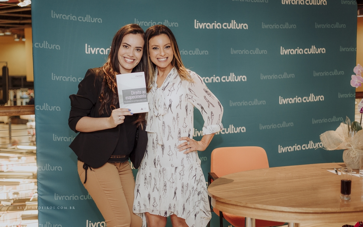 Lançamento do livro Direito ao Esquecimento da Clarissa Carello na livraria cultura bourbon country por kevin medeiros fotógrafo de Canoas, porto alegre e RS