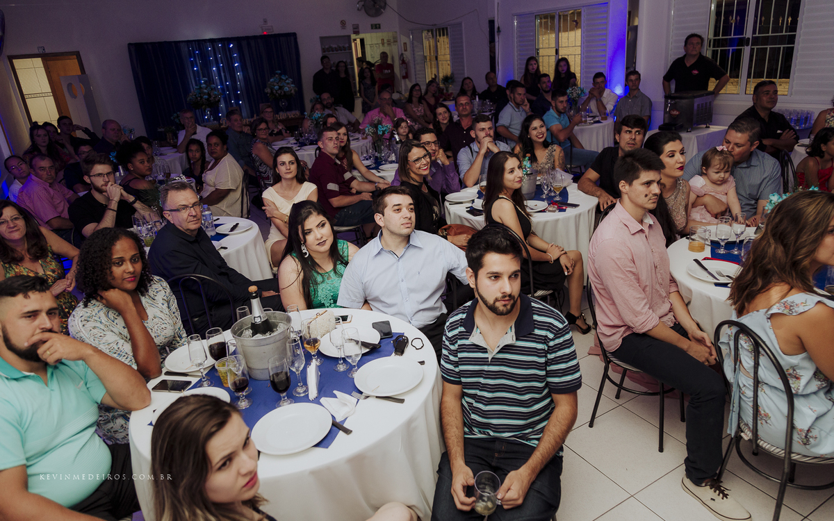 Festa e recepção de formatura da Carol Boemeke realizada no salão arco iris, formanda de Design de interiores por Kevin Medeiros, fotógrafo de Canoas, porto alegre e RS