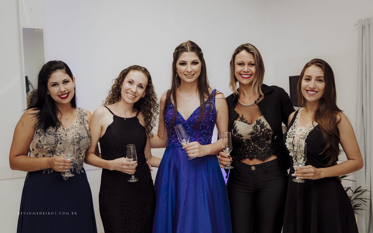 Festa e recepção de formatura da Carol Boemeke realizada no salão arco iris, formanda de Design de interiores por Kevin Medeiros, fotógrafo de Canoas, porto alegre e RS