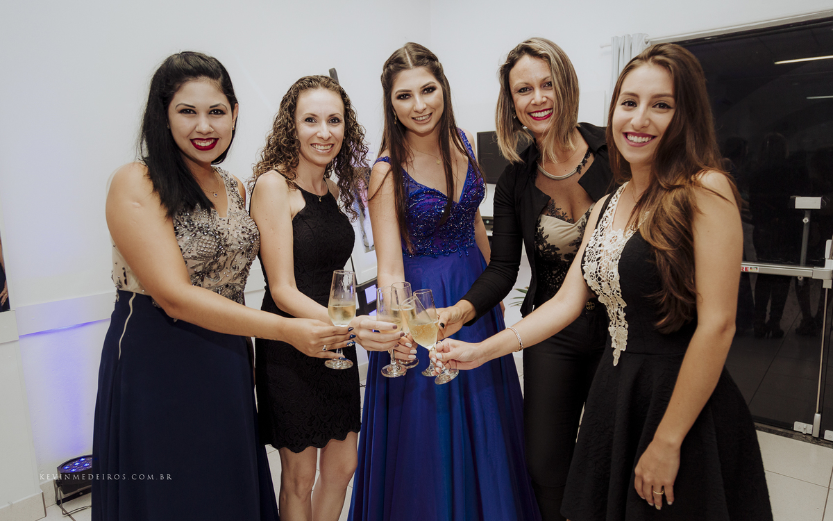 Festa e recepção de formatura da Carol Boemeke realizada no salão arco iris, formanda de Design de interiores por Kevin Medeiros, fotógrafo de Canoas, porto alegre e RS