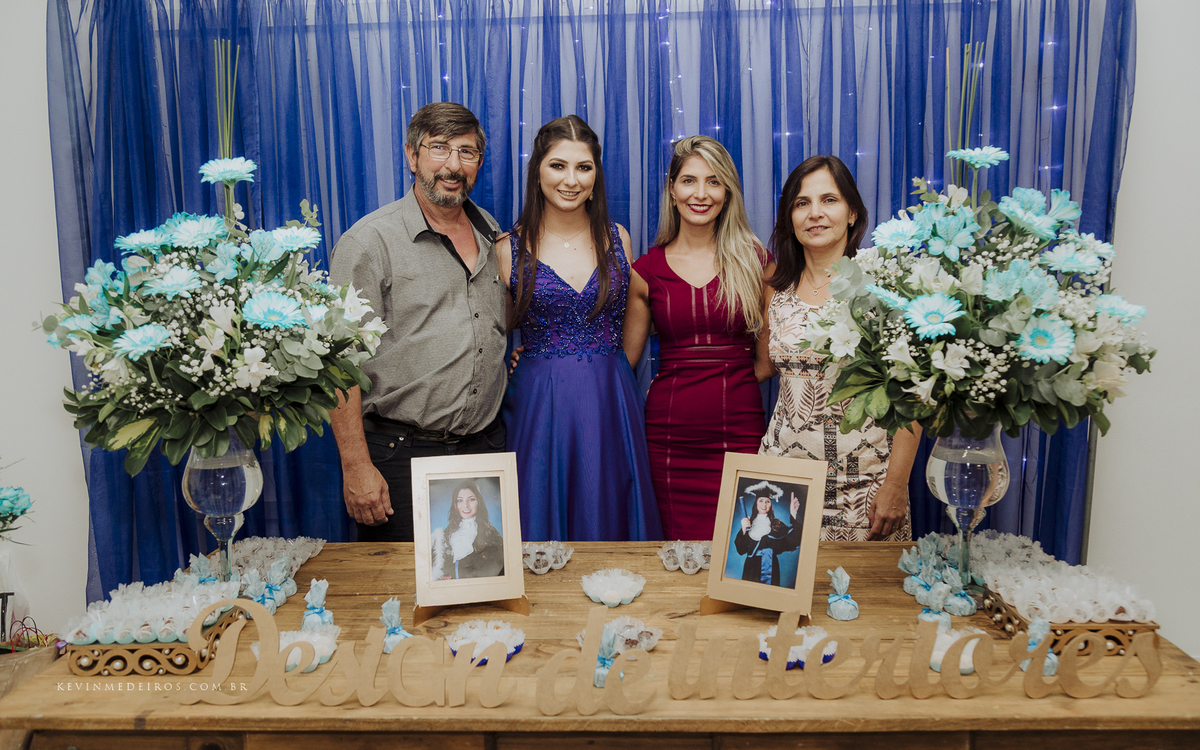 Festa e recepção de formatura da Carol Boemeke realizada no salão arco iris, formanda de Design de interiores por Kevin Medeiros, fotógrafo de Canoas, porto alegre e RS