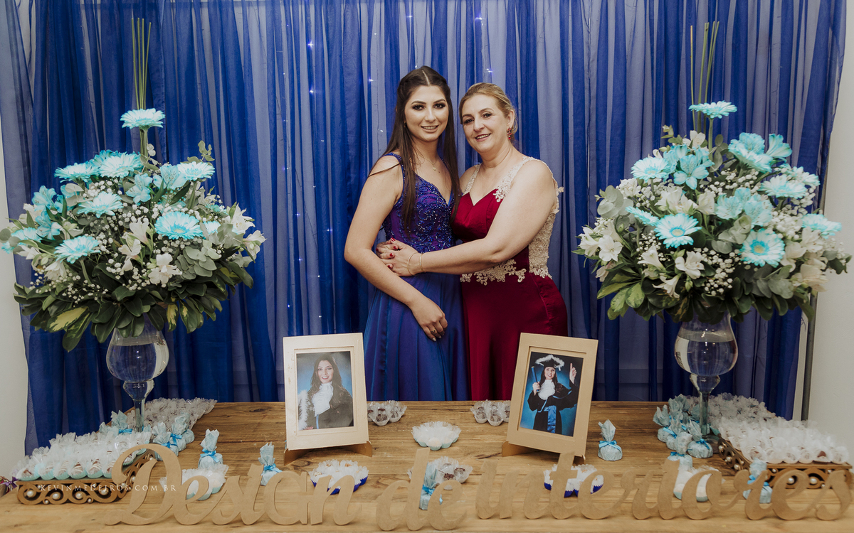 Festa e recepção de formatura da Carol Boemeke realizada no salão arco iris, formanda de Design de interiores por Kevin Medeiros, fotógrafo de Canoas, porto alegre e RS